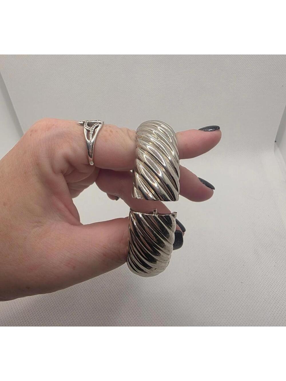 1990s Vintage Silver-Tone Ribbed Hinged Bangle Southwestern Bracelet - Picture 4 of 4